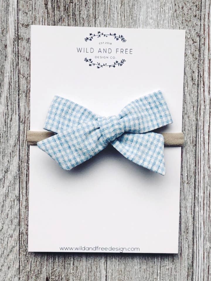 Hellblaue und weiße Karabschülerschleife für den Großhandel von Wild and Free Design Co.