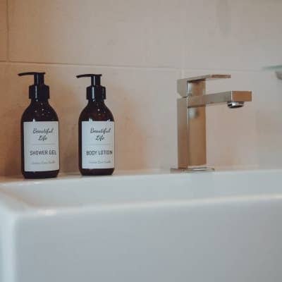 Lindsay Lucas Candles - Venta al por mayor Gel de ducha/baño - Gel de ducha de piña colada, botella de vidrio de 200 ml