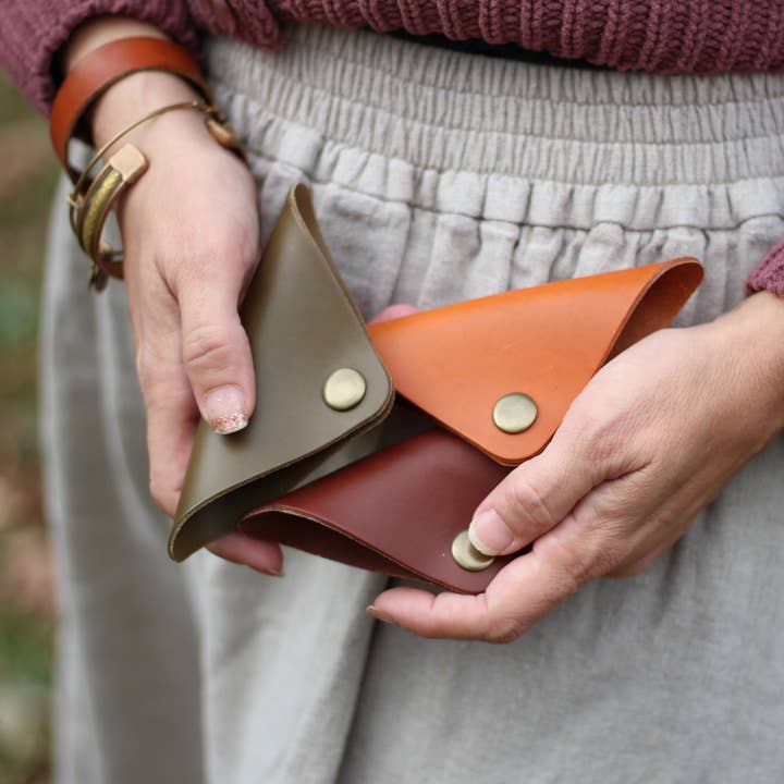 St. Carlo Acutis Lederen Snoerhouder met Massief Messing Drukknop voor wholesale door Wild Things Leather Goods