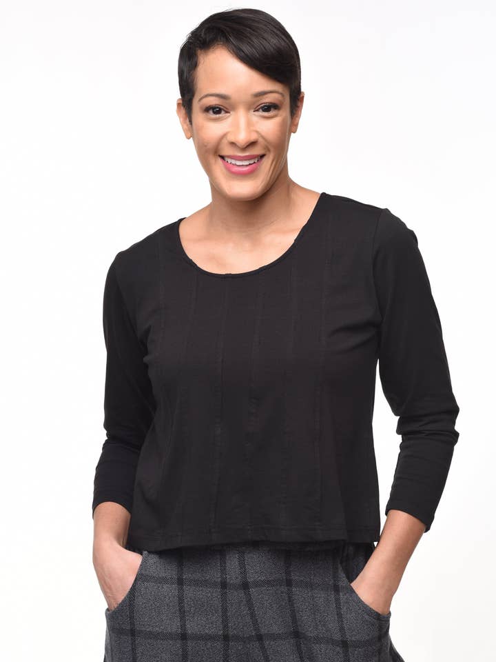 Top L173 Wren en noir pour la vente par Tulip Clothing