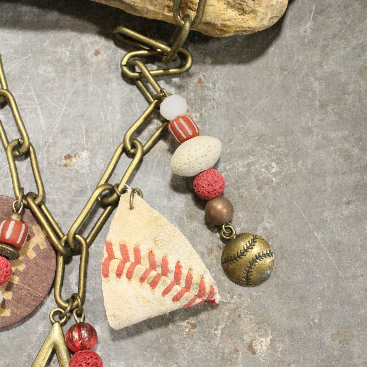 The Primitive Peddler, Inc. - Vente Colliers à pendentif - Collier Envoûté de Frappeur de Home Run6