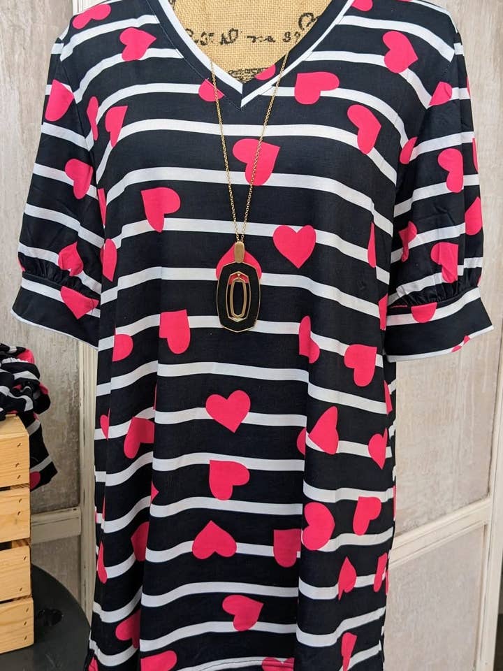 V-Ausschnitt gestreiftes Herz-Top für den Großhandel von TOO CHIC BOUTIQUE & CO. LLC