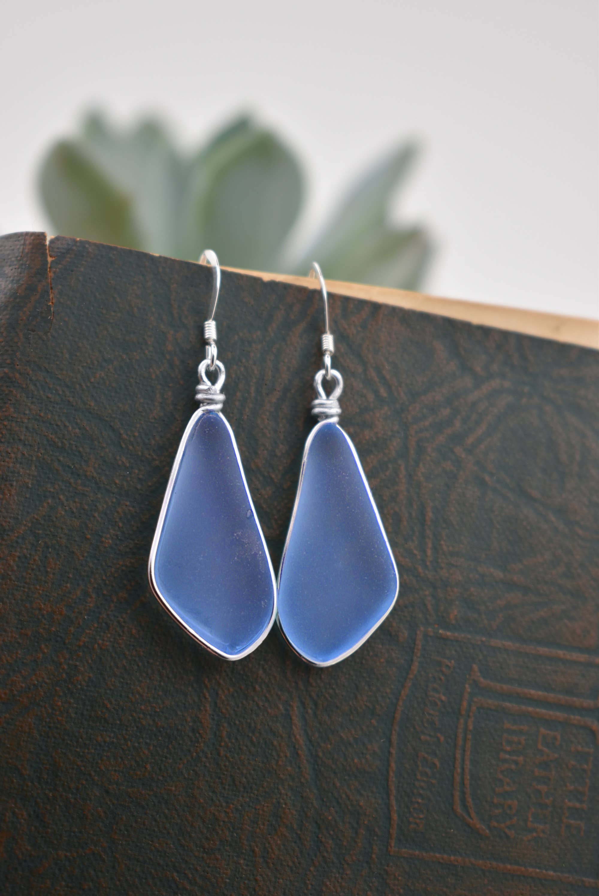 Whitelotus Design - Vente Boucles d'oreilles pendantes - Boucles d'oreilles en forme de goutte en verre bio Solo - Matériaux écologiques7