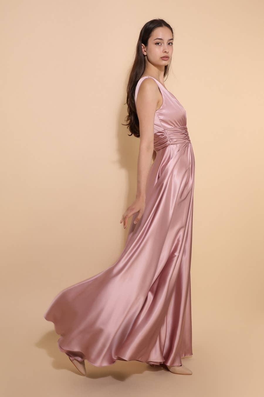 Lautinel – Engroshandel Aftenkjole - Dame – Plus size aftenkjole i satin med V-udskæring R1874G2