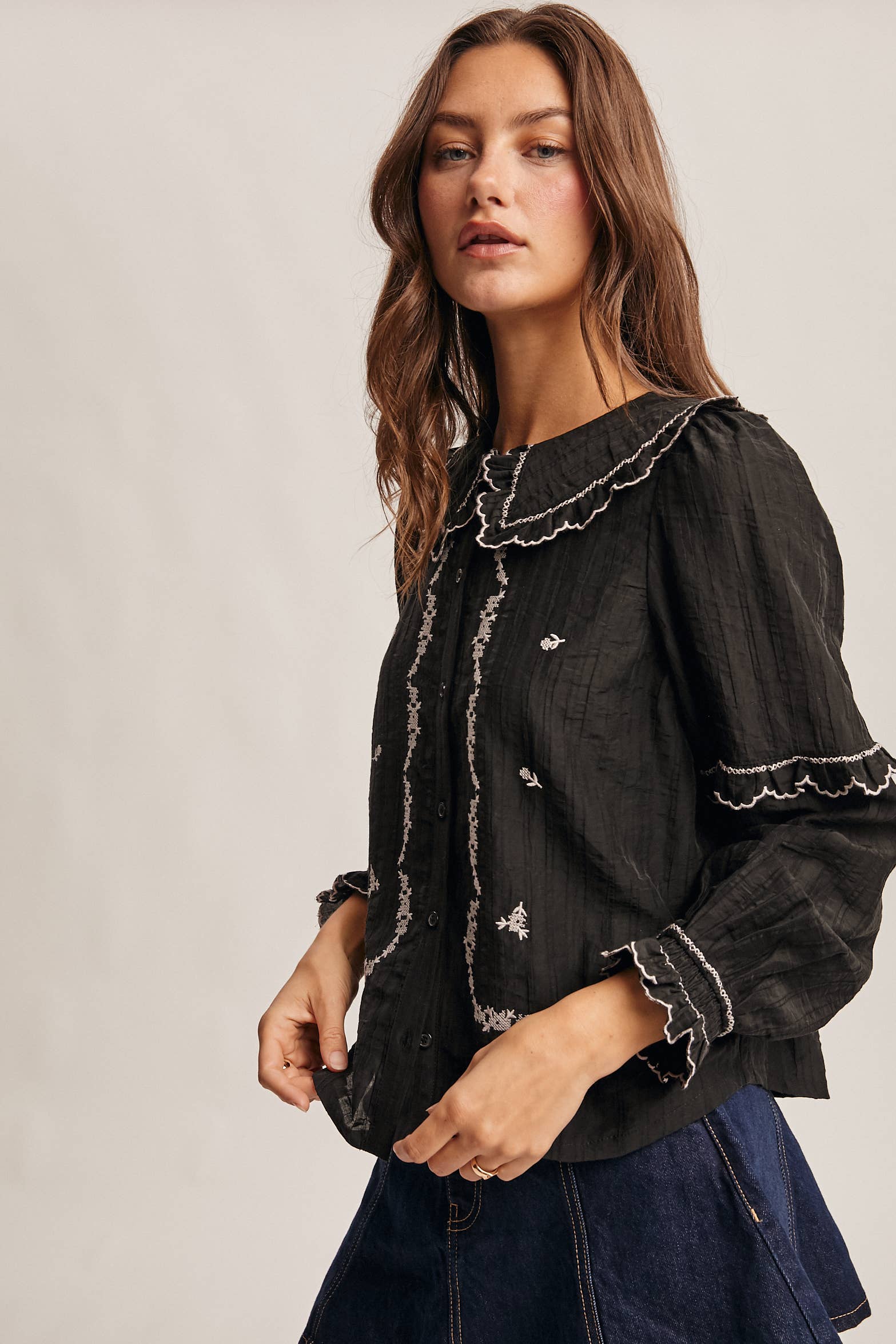 Forte – wholesale Blus - Dam – Broderad blus i bomull med volangkrage FT000334