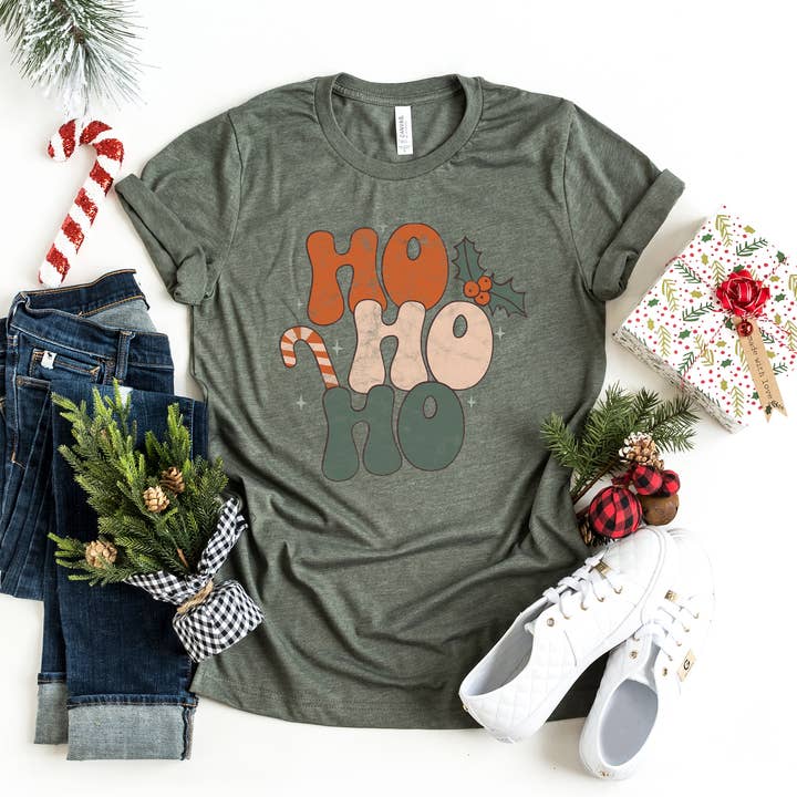 Retro Ho Ho Ho | T-shirt graphique à manches courtes | Noël pour la vente par Olive And Ivory Wholesale