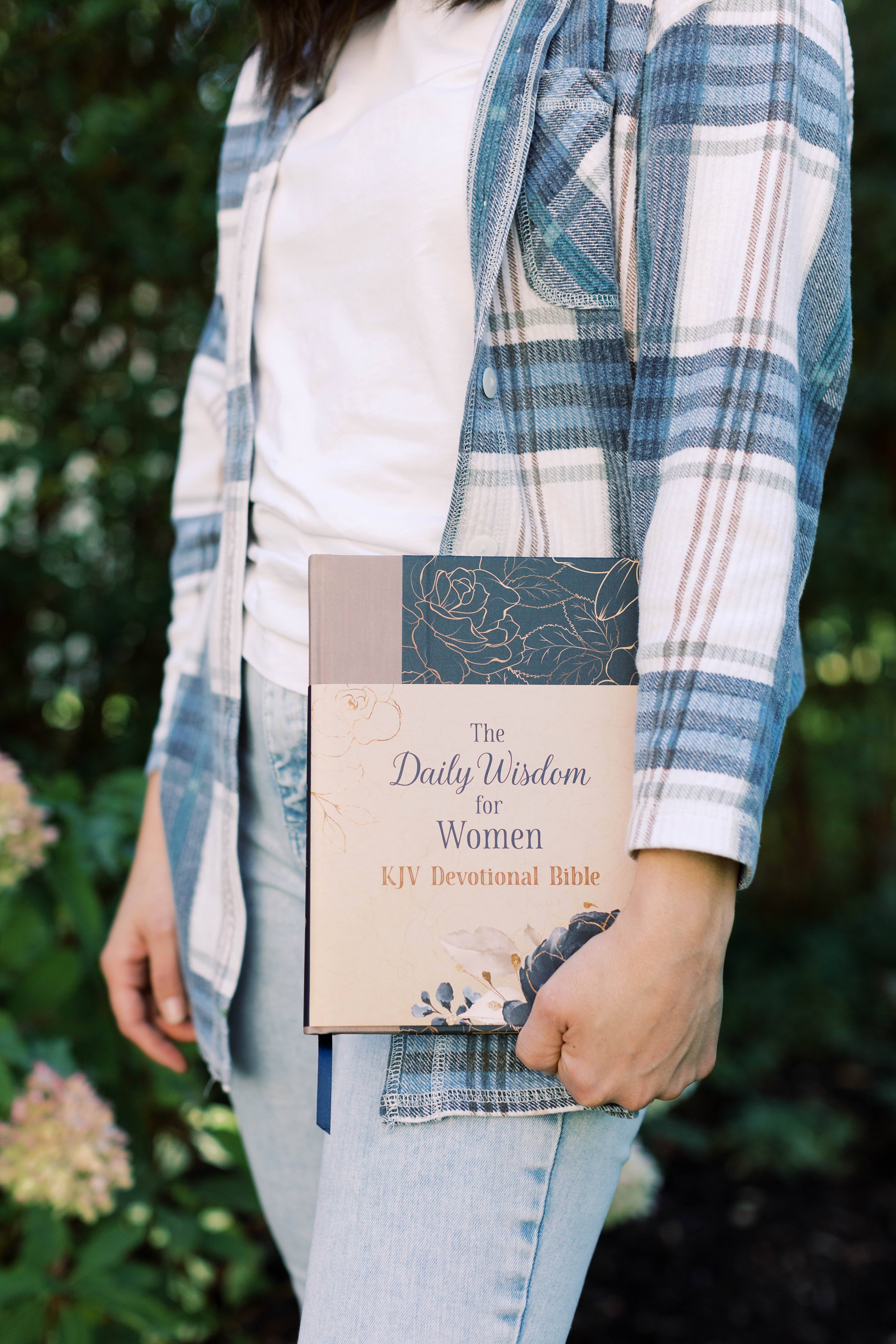 Barbour Publishing, Inc. - Wholesale Religion - The Daily Wisdom for Women KJV Devotional Bible1