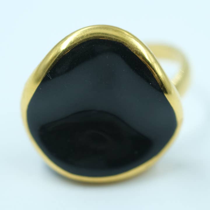 Anello regolabile in ottone placcato oro con grande pezzo ceramico ondulato per la vendita all'ingrosso da parte di MAXIMILIANAS