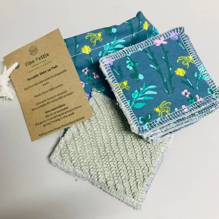 Herbruikbare make-up/gezichtsreinigingskussens in zakje met trekkoord voor wholesale door Fine Fettle