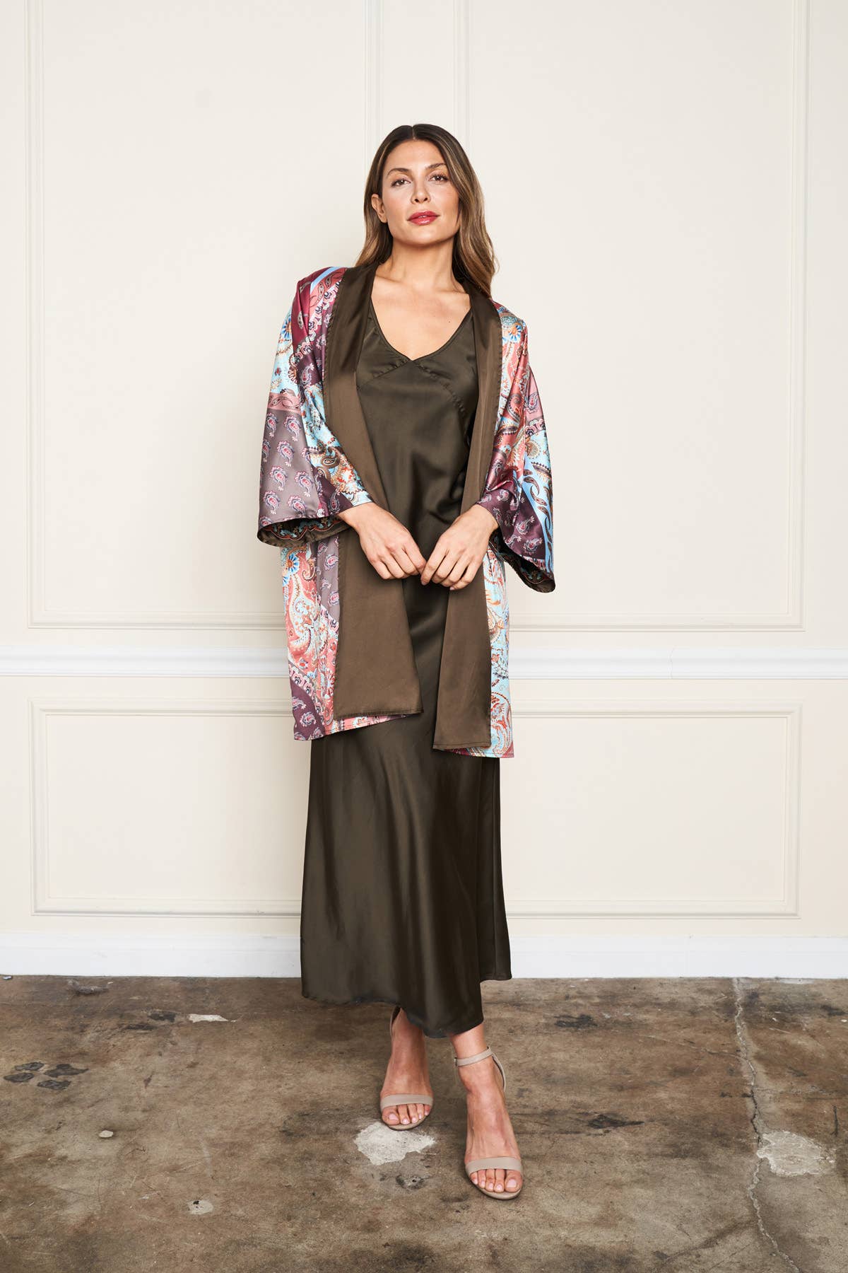 Olive 5612-MAK Vändbar Satinbroderad Kimono för wholesale på Faire6