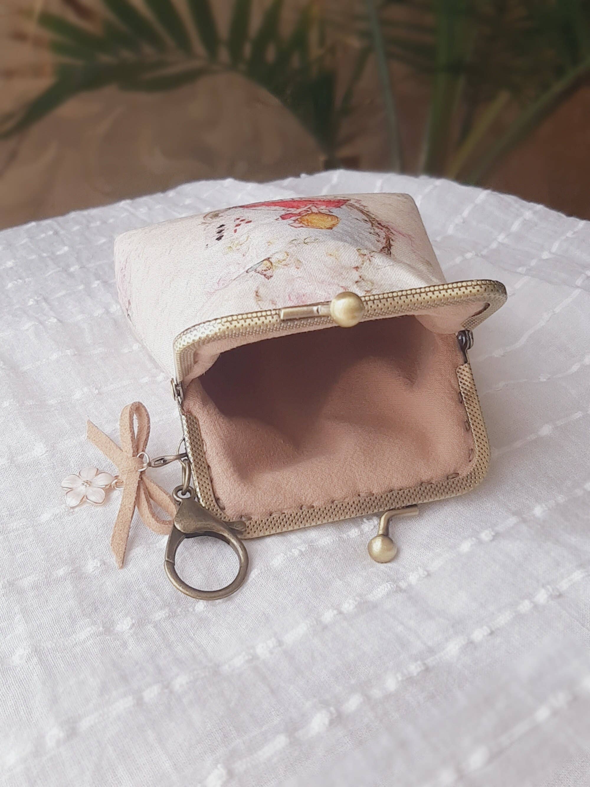 LeisTextileStudio - Wholesale Coin Purse - Women's - Handmade Alice In Wonderland Kiss Lock Coin & Card Purse4