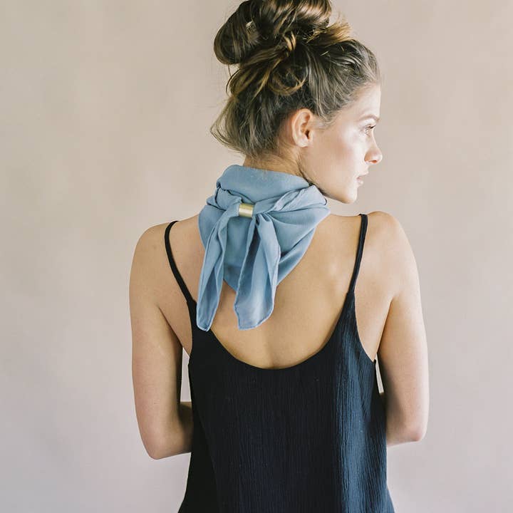 Sciarpa in seta lavabile «The Classic» in mare per la vendita all'ingrosso da parte di Tono + Co