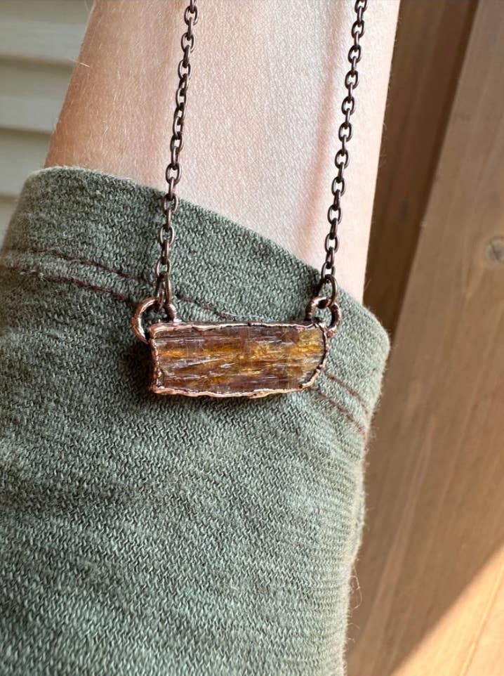 Gratefully Dreaming - Vendita all'ingrosso Collana con ciondolo/pendaglio - Collana a Barra di Cianite Arancione, Gioielli di Cristallo in Rame