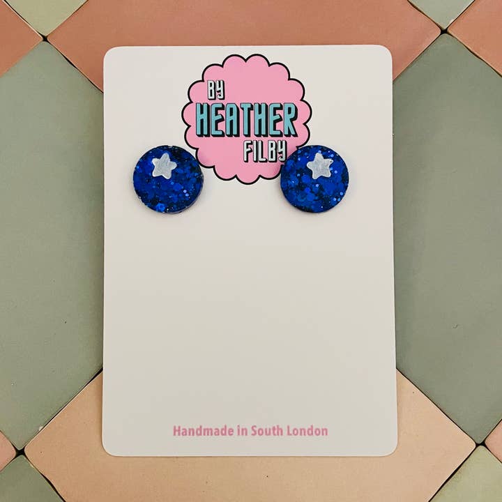 Orecchini in resina con glitter ai mirtilli per la vendita all'ingrosso da parte di By Heather Filby