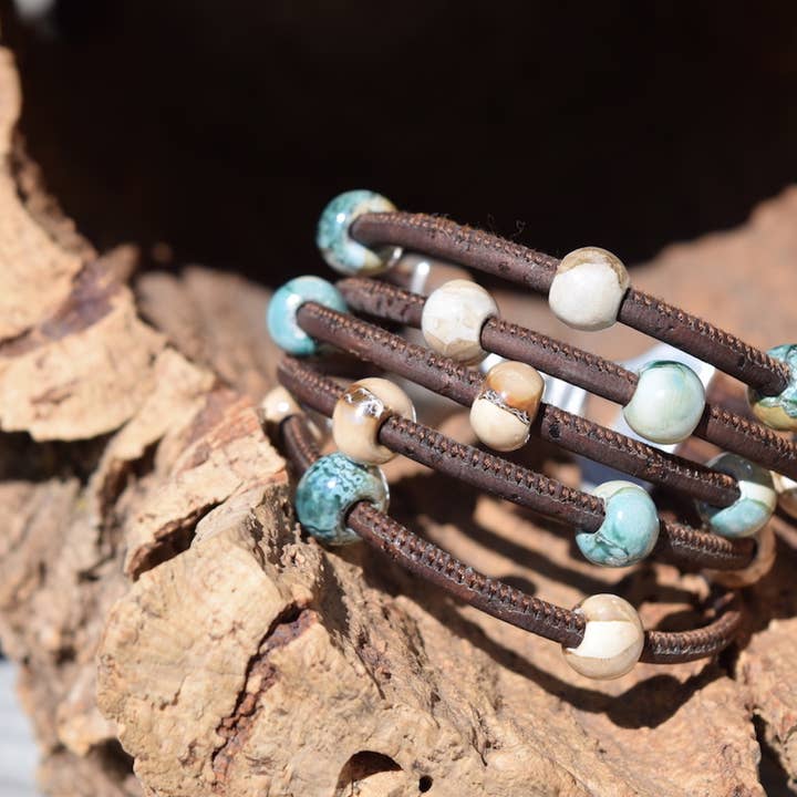 Bracelet en liège perlé marron et beige pour la vente par Cork Tree Designs