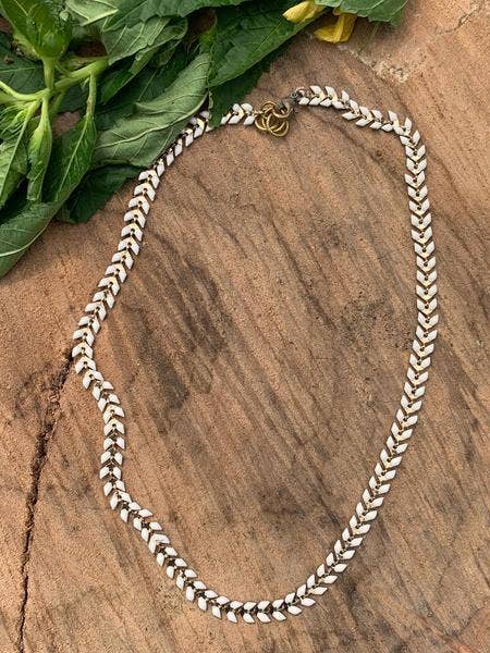 Collier de couronnes de Laurel Blanc pour la vente par Laborde Jewelry