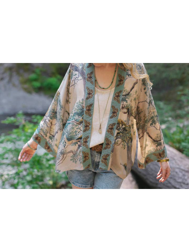 Market of Stars (Worldwide) - Wholesale Kimono - Dames - Aarde & Lucht Pixie Duster Verkorte Kimono met Bomen2