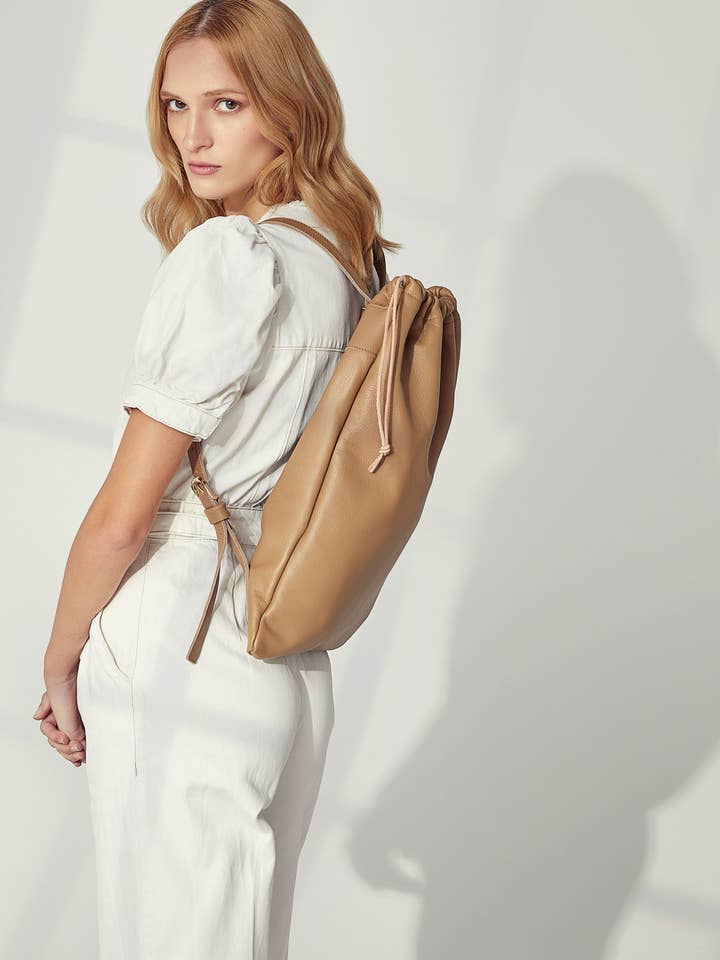 Simoni läderryggsäck i sandfärg för wholesale av ANA KOUTSI