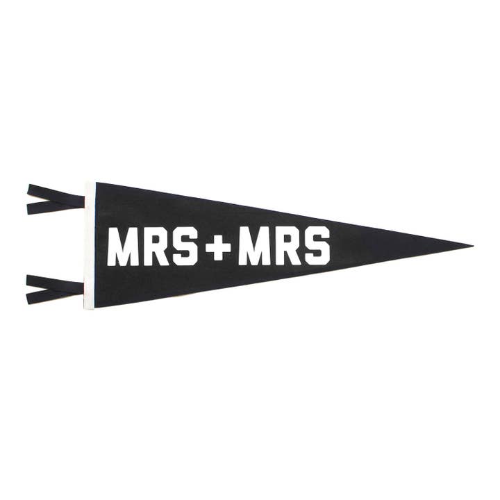 Fanion de mariage Mrs + Mrs pour la vente par Oxford Pennant