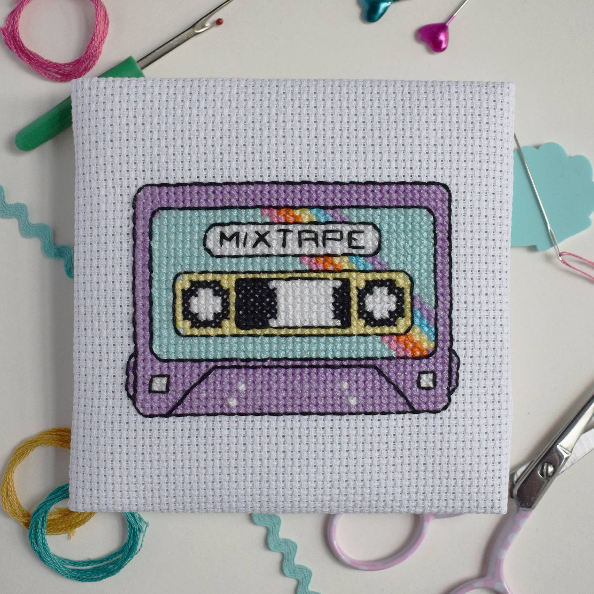 The Make Arcade - Vente Kit de bricolage - Kit de Mini Broderie 'Mixtape'
