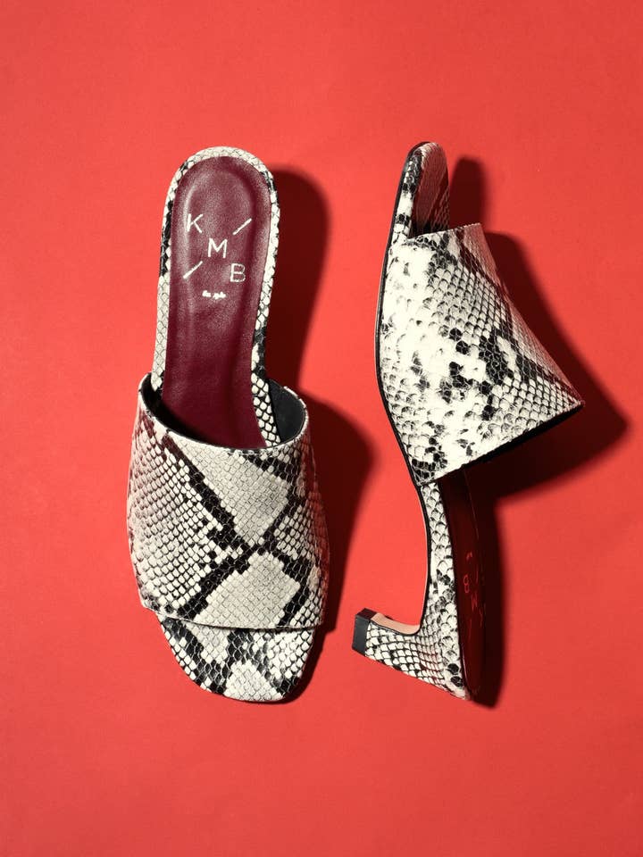 VIVIAN OFF WHITE – Mules in pelle con motivo serpente e tacco a spillo diagonale per la vendita all'ingrosso da parte di KMB Shoes