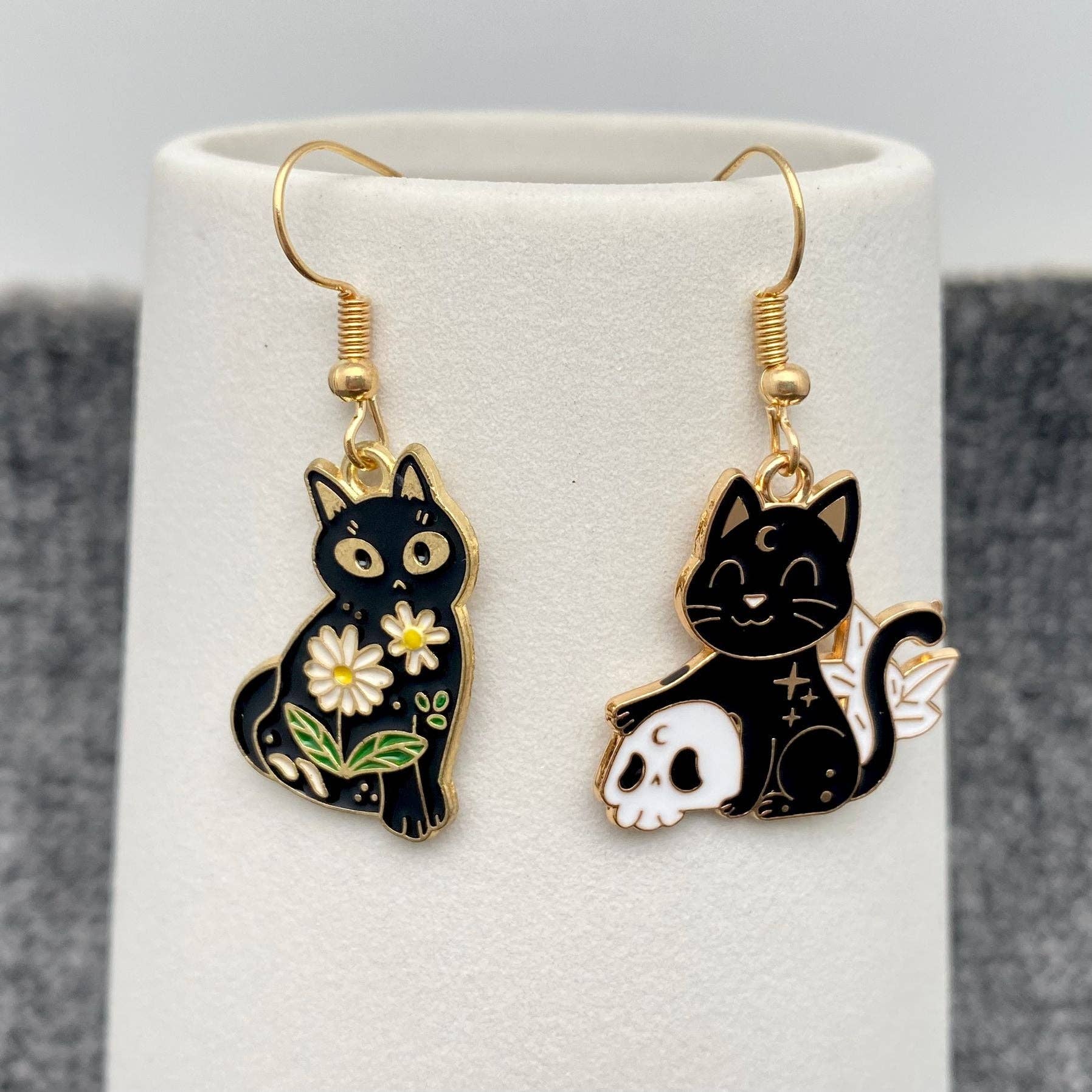 Mio Queena - Wholesale Hangende/ronde oorbellen - Oorbellen met emaillen bloemen en magische kat in diverse stijlen0