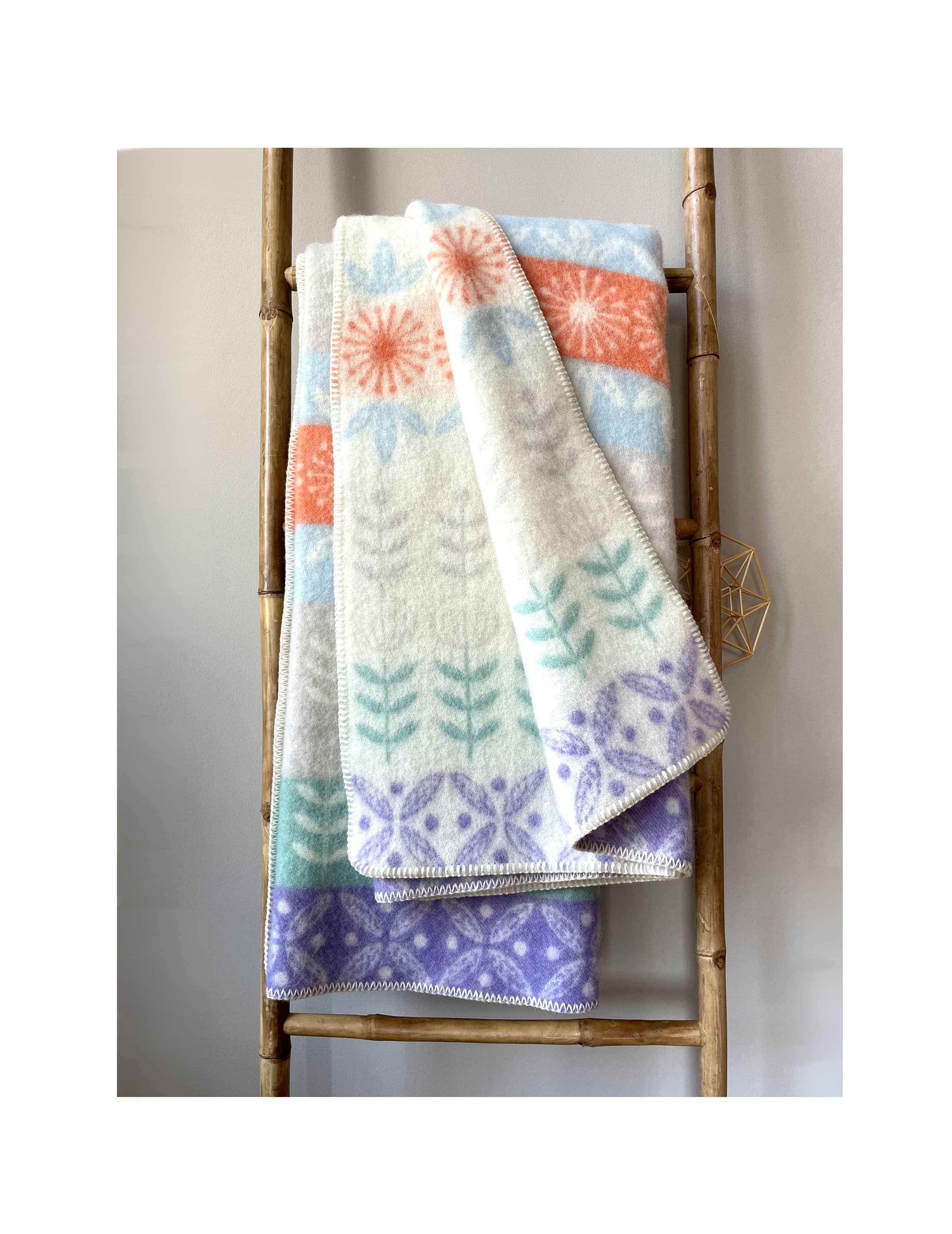 WoolOnly – Großhandel Überwurfdecke – Wendedecke Wolldecke Plaid Kuscheldecke norwegische Wolle 130x200 cm (Folklore floral Orange Flieder)1