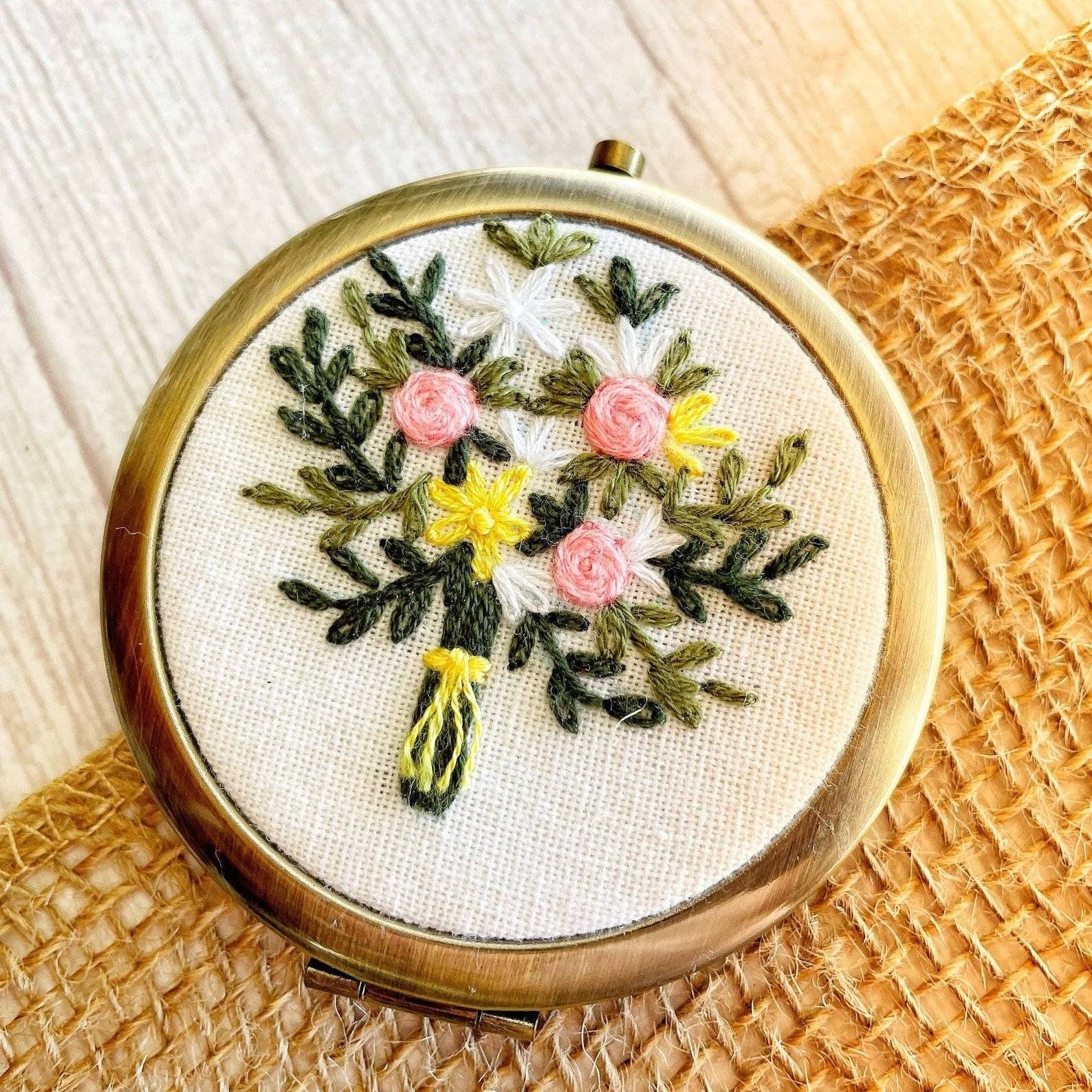 Quince Fables - Wholesale Compact Mirror - Floral Embroidered Compact Mirror, Collection Brooklyn ✅0
