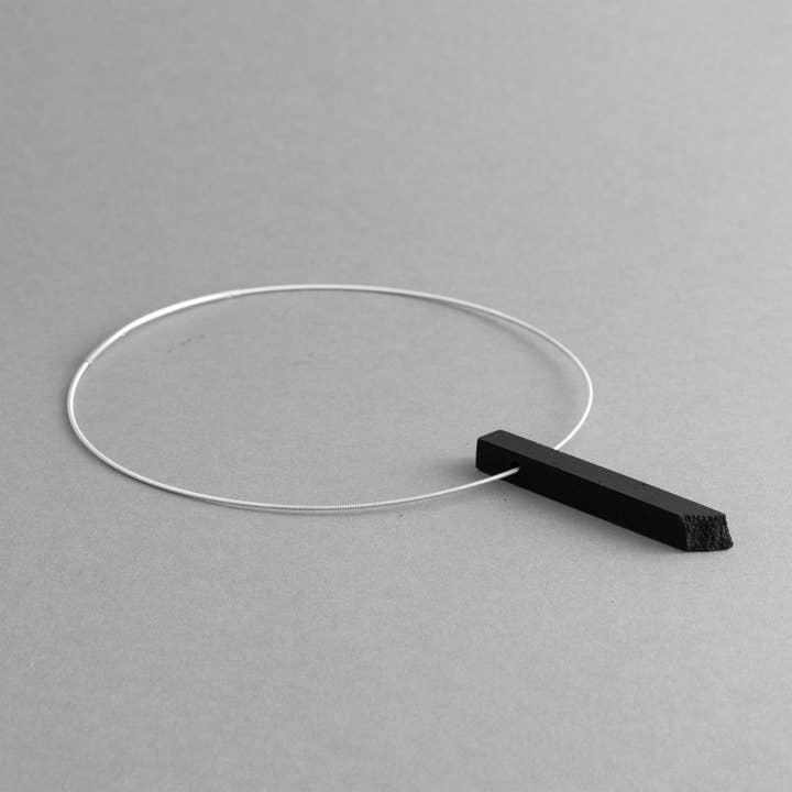 Collier colonne en béton noir pour la vente par URBAN OLIVE DESIGN