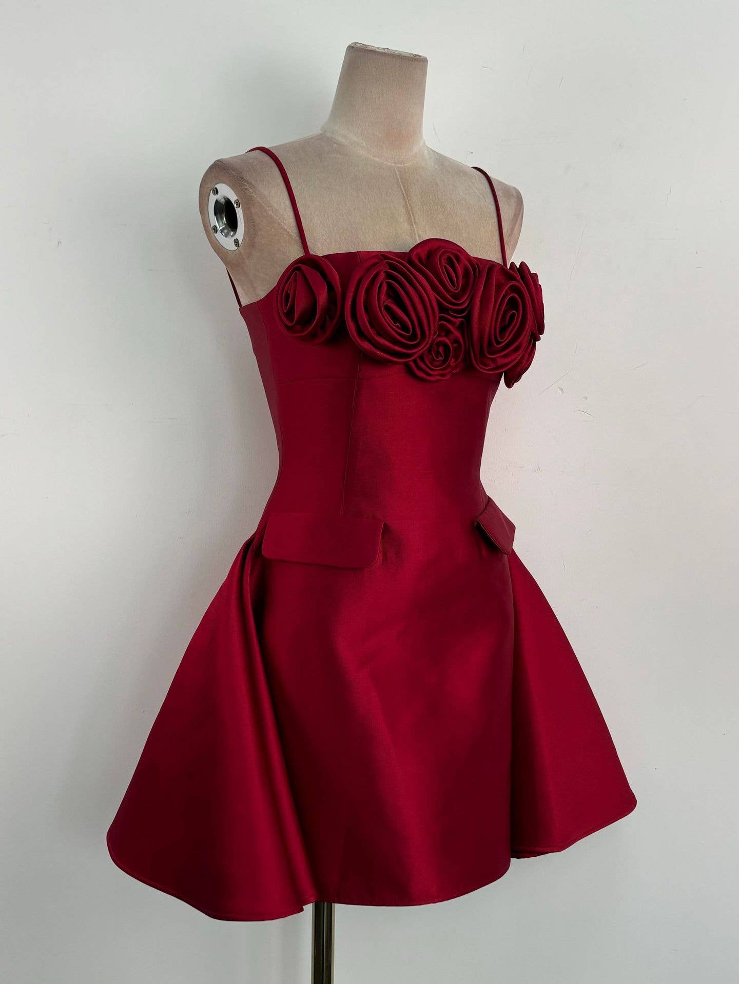 Amourique – Engroshandel Kjole - Dame – Red Ruby Couture mini kjole med rosedetaljer2