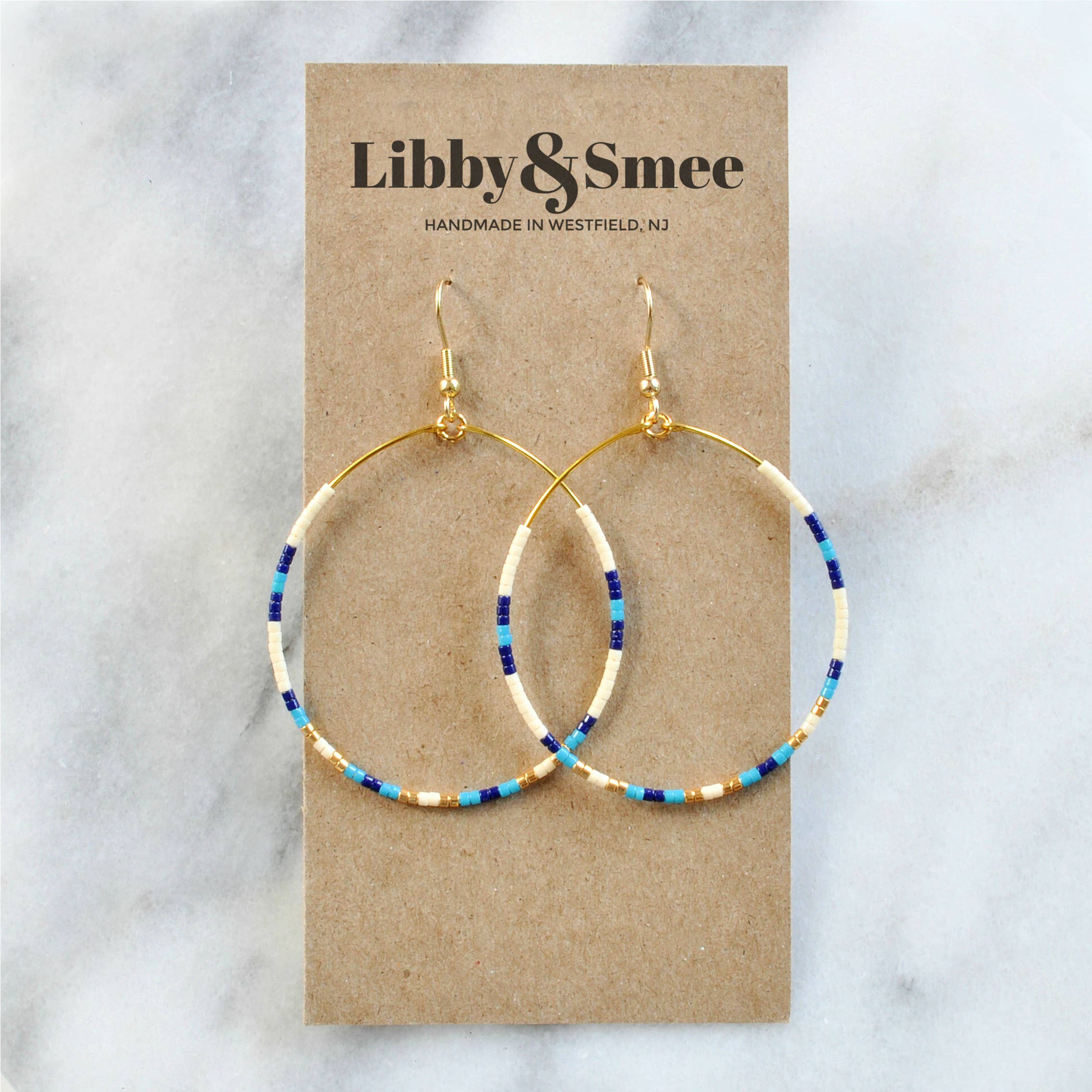 Libby & Smee – wholesale Hängande örhängen – Stora guldpärlformade dinglande hoopörhängen5