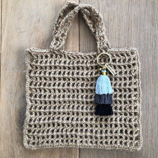 Luna-Leena  - handmade in Nepal - Wholesale Keychain - Women's - sleutelhanger kwast grijs/zwart - tasbedel - biologisch handgemaakt1