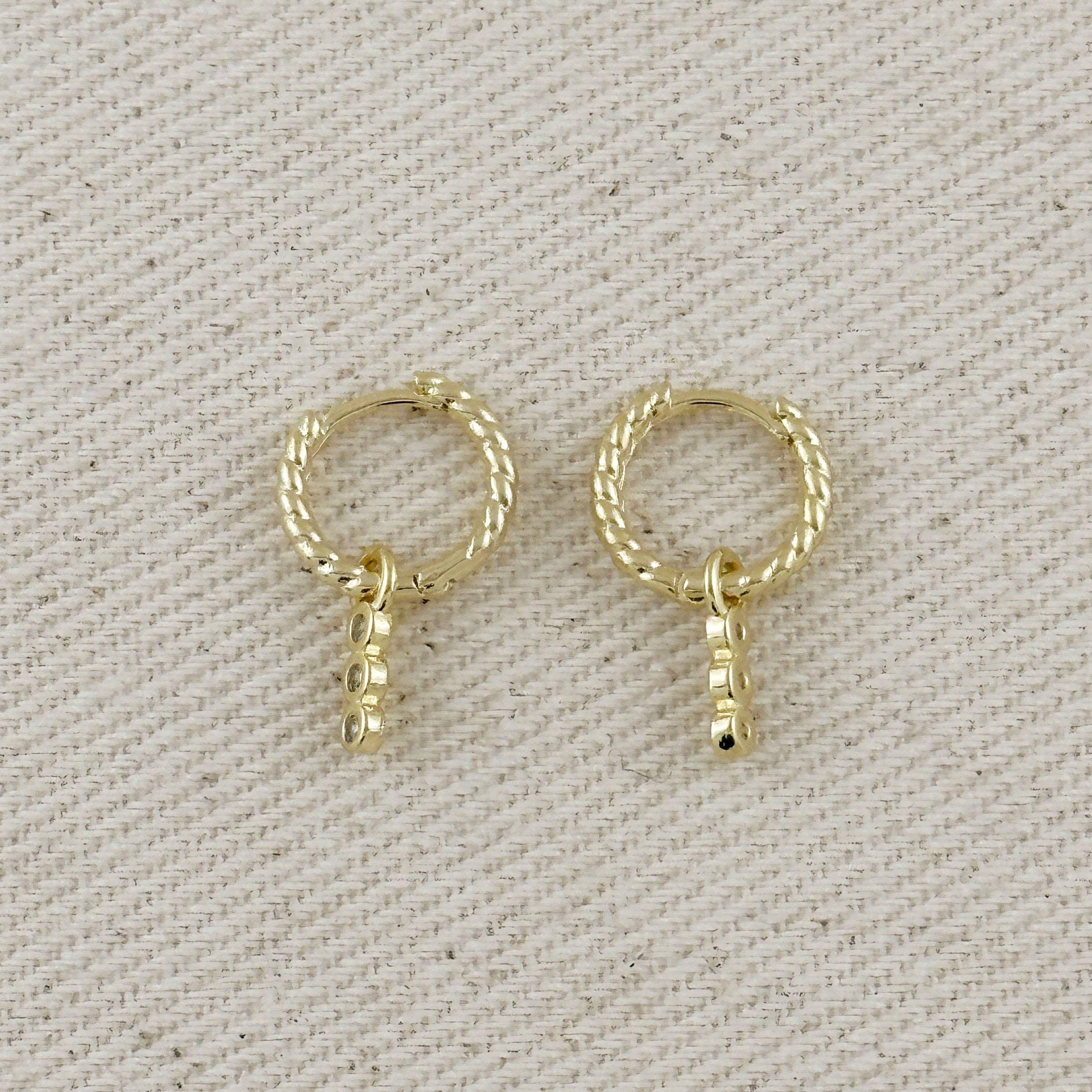 GoldFi - Vente Petits anneaux - Mini-créoles torsadées remplies d'or 18 carats avec breloque en zircone cubique5