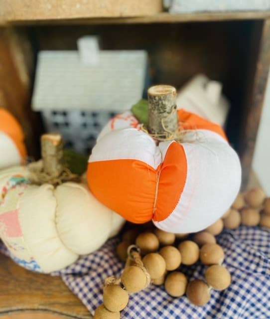 A Gnome on the Roam - Vente Décorations de table - Citrouilles en tissu faites à la main dessus de courtepointe vintage 7" décoration d'automne6