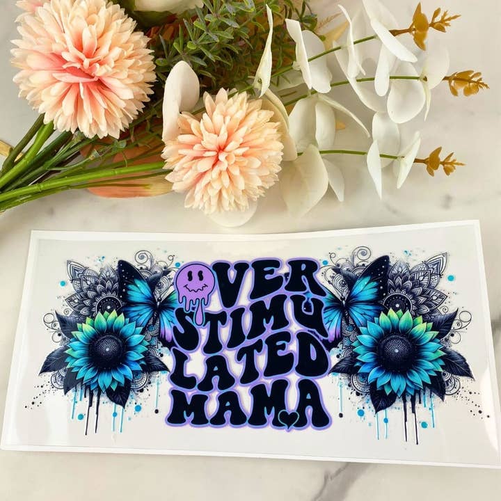 Mamá sobreestimulada | Envoltura UV DTF de 16 oz para venta al por mayor de HKS Custom Designs