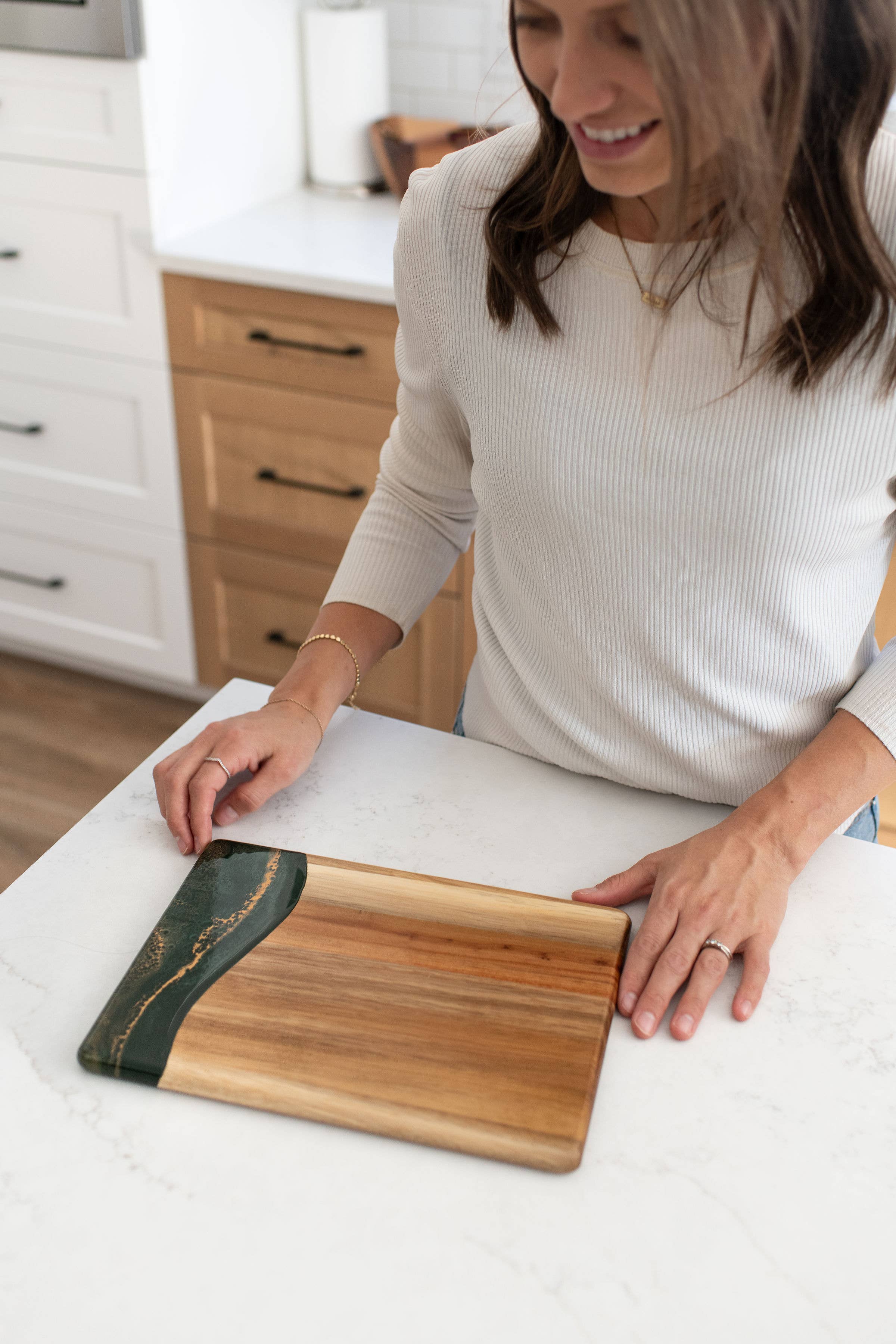Lynn & Liana Designs - Venta al por mayor Tablas de quesos - Tabla de quesos y charcutería Wood Resin Date Night sin tarifas adicionales8
