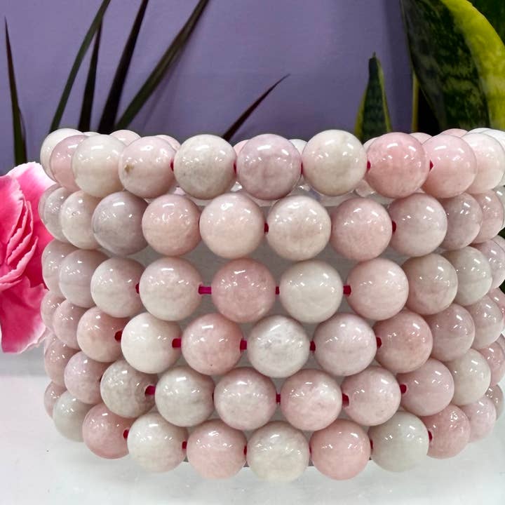 Bracelet extensible en opale rose naturelle 8 mm 7,5” Cristal de guérison pour la vente par KayleeNYC