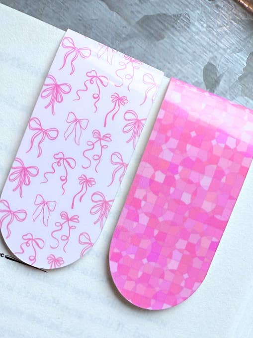 Confezione da 2 segnalibri magnetici con fiocchi e motivo rosa|confezione segnalibri per la vendita all'ingrosso da parte di Typo Lettering Co