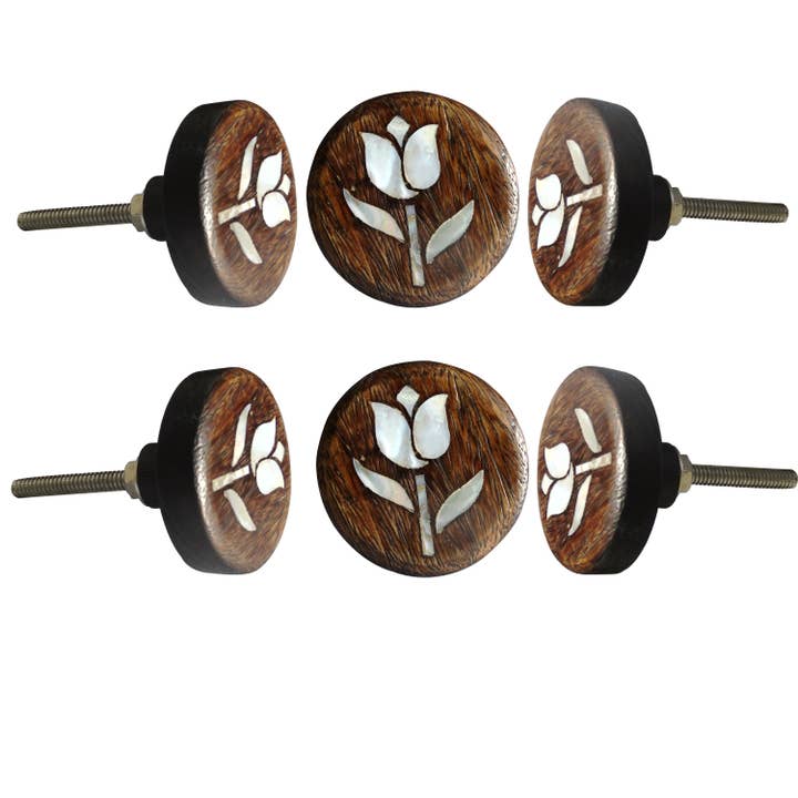 Lot de six boutons en bois en forme de tulipe et de nacre pour la vente par Perilla Home