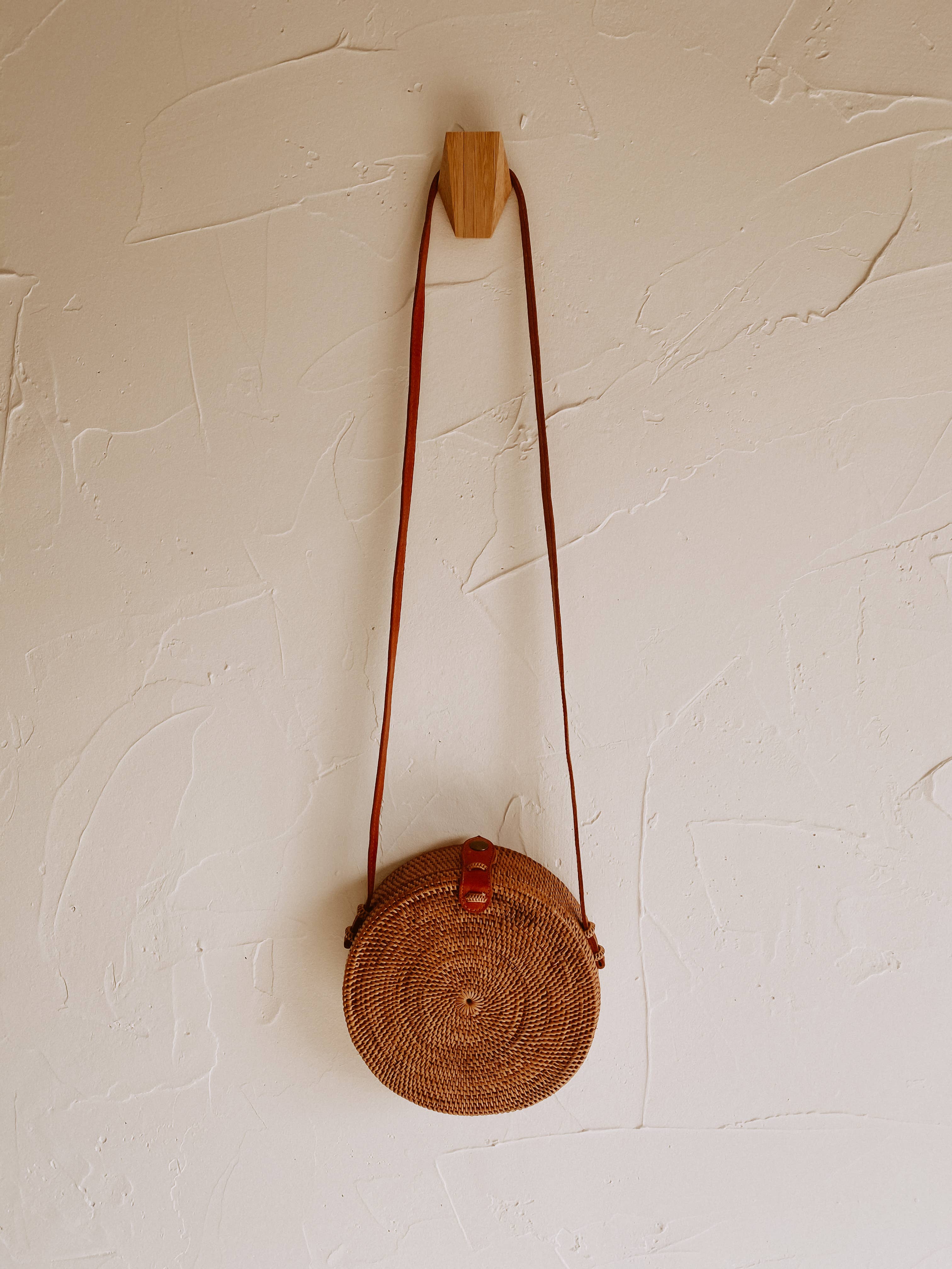 Village Thrive – Großhandel Umhängetasche - Damen – Runde Rattan-Geldbörse0