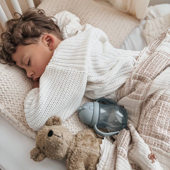 Maighan Distribution - Wholesale Drinkglas/beker - Kinderen en baby - Noüka Non-spill gewogen beker met rietje, 8 oz - Wave3