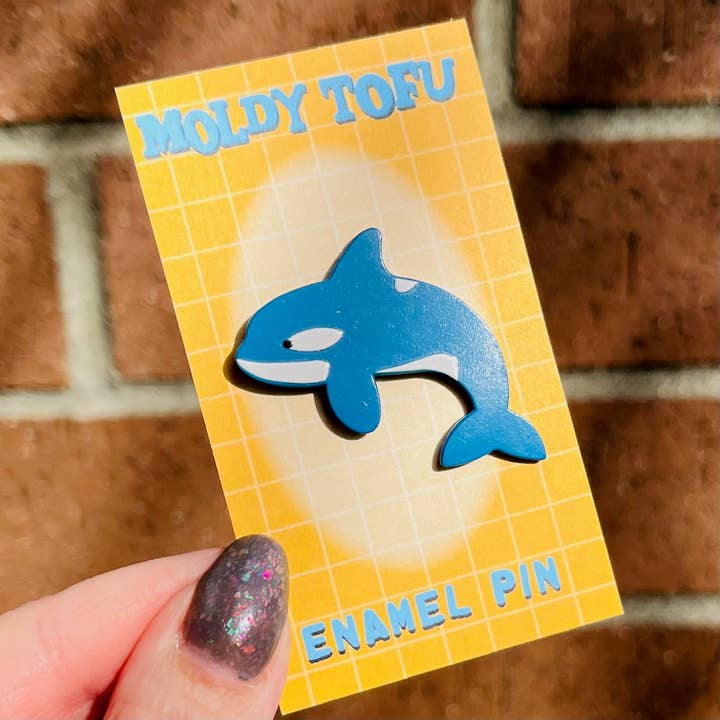 Spilla in Metallo Dipinto Orca per la vendita all'ingrosso da parte di Moldy Tofu Art