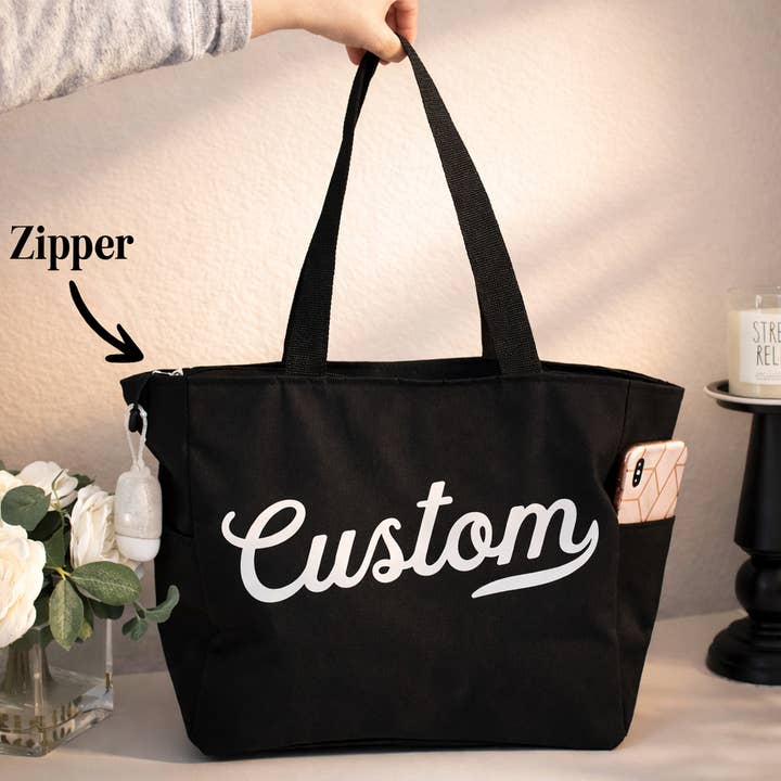 Sac fourre-tout personnalisé pour petites entreprises avec fermeture éclair et poches latérales pour la vente par Nobullwoman Apparel