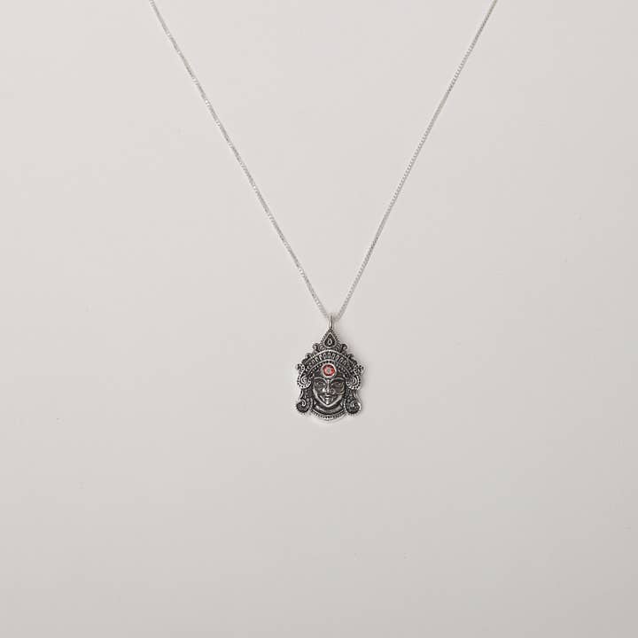 Mantra4u - Venta al por mayor Collares con colgantes/abalorios - Colgante de la diosa Durga en plata con granate rojo