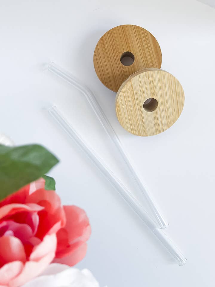 Couvercles en bambou et pailles en verre pour boîtes en verre pour la vente par HH and Grace Co