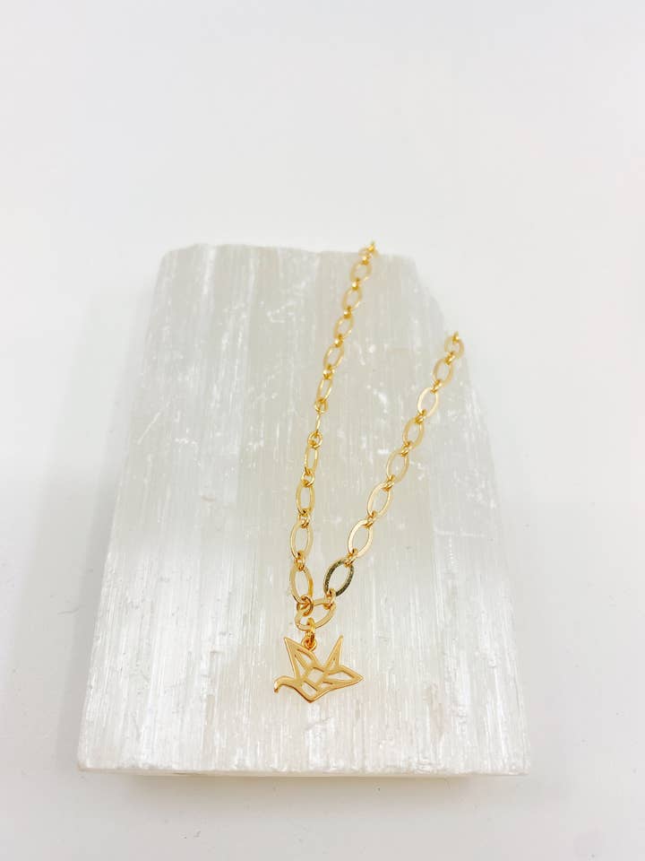 Bracelet à breloques origami en or pour la vente par muse by haven