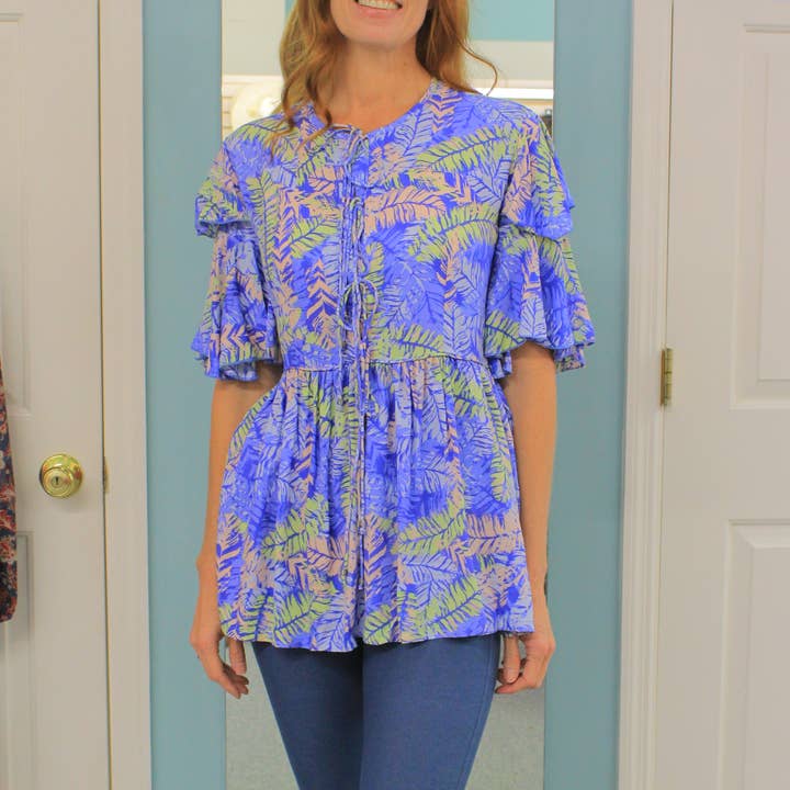 Top bleu imprimé Joyce pour la vente par Love Stone Fashion LLC.