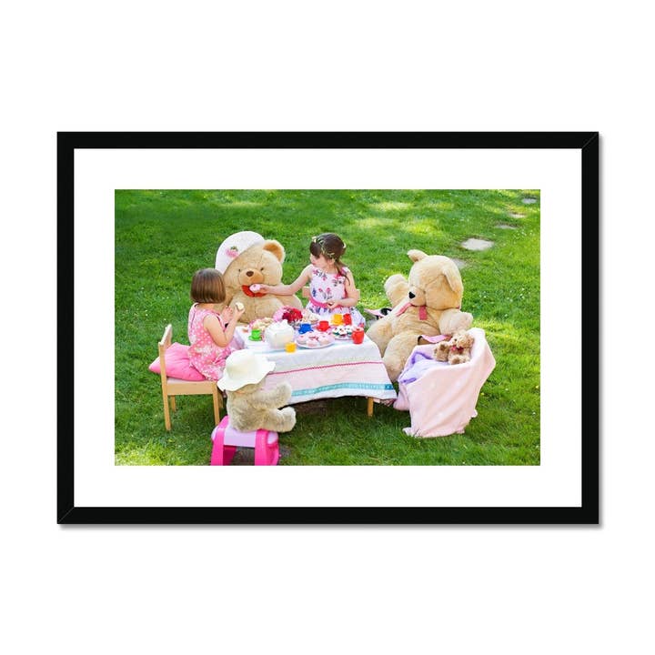 Piger spiller bamser PicnicFramed & Monteret Print for engroshandel hos Sorbey