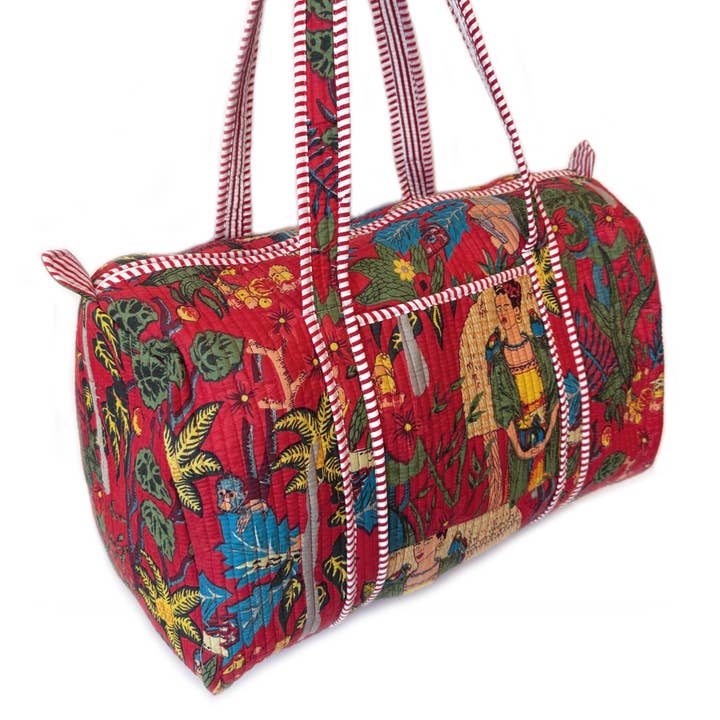 Grand sac polochon matelassé avec tissu rouge Frida Kahlo pour la vente par Satuit Trading Company