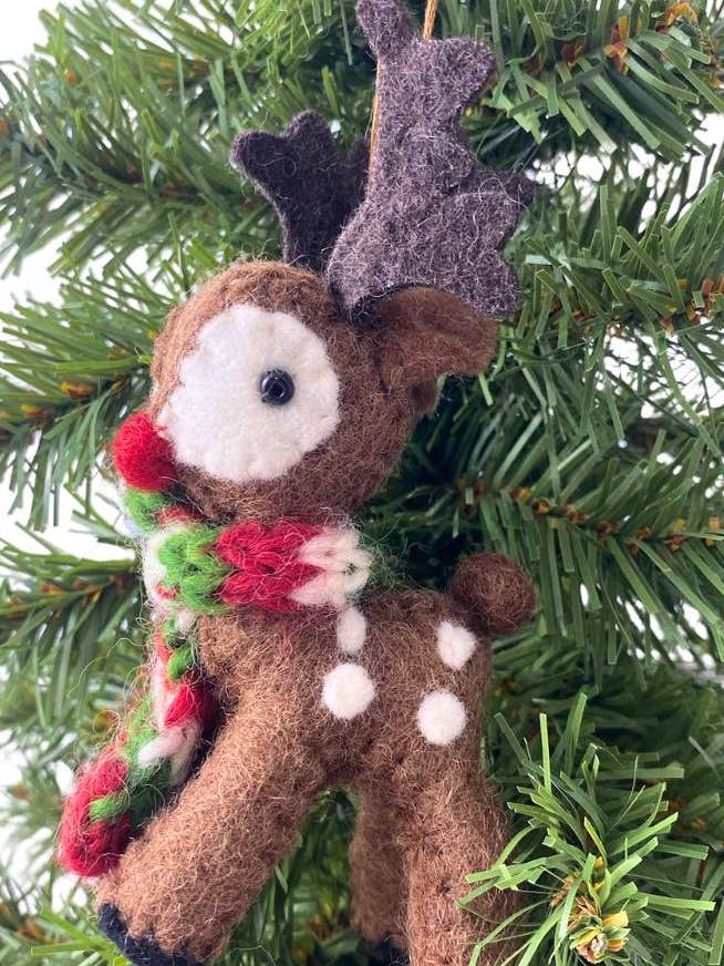 Ornement de renne en feutre pour la vente par Ganesh Himal Trading